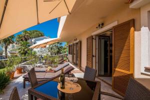 patio ze stołem, krzesłami i parasolem w obiekcie Apartment in Malinska Insel Krk 13004 w mieście Malinska
