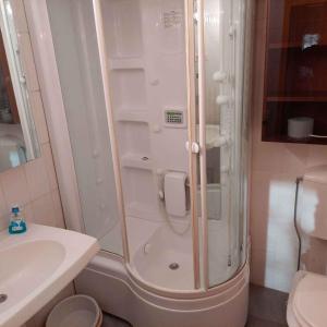 y baño con ducha y lavamanos. en Apartment in Kozino - Zadar Riviera 42688, en Kožino