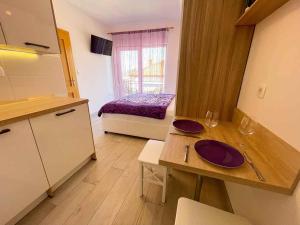 TV a/nebo společenská místnost v ubytování Apartments in Dramalj 42430