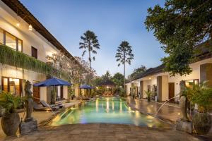 un'immagine di una piscina in un resort di Ubud Raya Boutique Hotel ad Ubud