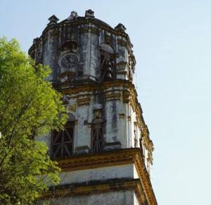 einen hohen Turm mit einer Uhr darüber in der Unterkunft BRAND NEW APARTMENT NEAR DOWNTOWN COYOACÁN! in Mexiko-Stadt