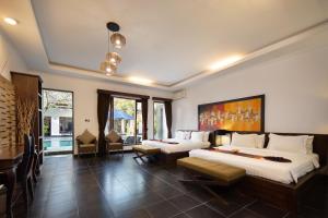 Letto o letti in una camera di Ubud Raya Boutique Hotel