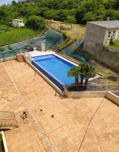 una vista aérea de una piscina en un patio en Ático con piscina, en Porto de Espasante