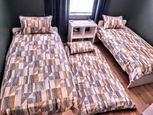 Revived Condo with Pool and 20 minutes from parks客房内的一张或多张床位