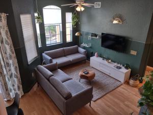 Revived Condo with Pool and 20 minutes from parks的休息区