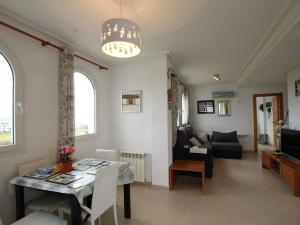 Posezení v ubytování Penthouse in Sucina with Pool and Golf