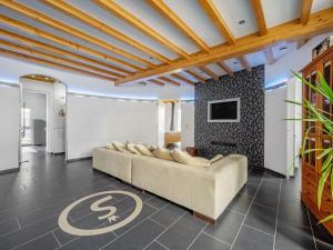 TV a/nebo společenská místnost v ubytování Öko-Chalet Sauerland nahe Rennstrecke 707