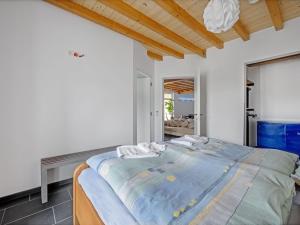 Postel nebo postele na pokoji v ubytování Öko-Chalet Sauerland nahe Rennstrecke 707