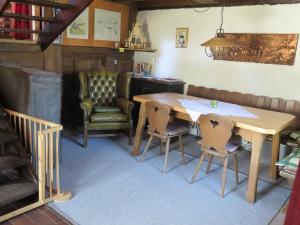 Un comedor con mesa y sillas de madera. en Historic Retreat, St Georgen, en Brigach 32 fotos más