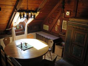Una vista aérea de una mesa de madera en una habitación. en Historic Retreat, St Georgen, en Brigach