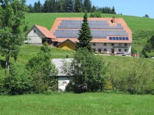 una casa con paneles solares en la cima de una colina en Historic Retreat, St Georgen, en Brigach