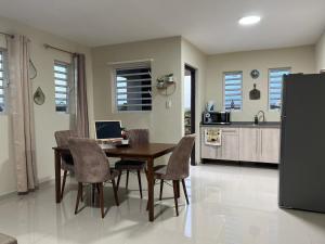 een keuken en eetkamer met een tafel en stoelen bij Brebella New 2 Bedroom Apartment in Willemstad