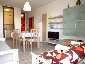 sala de estar con mesa de comedor y cocina en Apartment in Porto Santa Margherita 42869, en Porto Santa Margherita