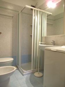 y baño con ducha, lavabo y aseo. en Apartment in Porto Santa Margherita 42869 en Porto Santa Margherita di Caorle