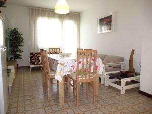 sala de estar con mesa, sillas y sofá en Apartment in Porto Santa Margherita 42869 en Porto Santa Margherita di Caorle