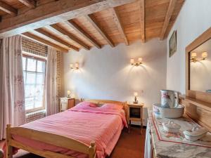 Un dormitorio con una cama grande y una ventana en Beautiful Farmhouse in Beveren aan den IJzer with Terrace, en Beveren