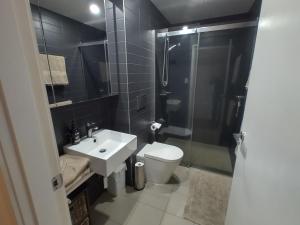 e bagno con servizi igienici, lavandino e doccia. di Best View in Port Hedland a Port Hedland