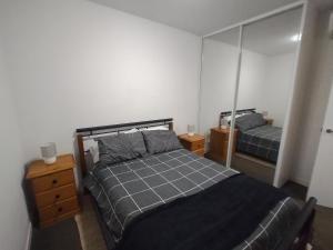 una camera con letto e specchio di Best View in Port Hedland a Port Hedland
