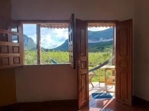 Habitación con ventana y vistas a la montaña. en Pousada Serra Aquarela, en Ibicoara