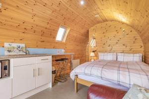 sypialnia z łóżkiem w drewnianym pokoju w obiekcie Two Hoots w mieście Flint
