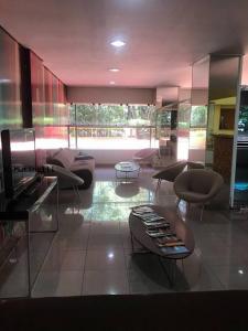 Ruang duduk di The Belluno apartamento completo e aconchegante +4 gambar