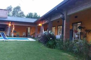 a house with a yard and a swimming pool at Gran Casa Súper Equipada in Roldán
