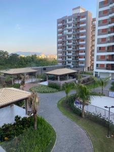 arial view of a building with palm trees and buildings at CARAGUA SOL E MAR, Piscina E lazer completo in Caraguatatuba +69 photos