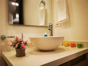 a bathroom with a bowl sink and a mirror at Apartamento exclusivo en Manizales-Gran ubicación! in Manizales +29 photos
