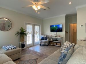 ein Wohnzimmer mit einem Sofa und einem Flachbild-TV in der Unterkunft Captains Chair 18a By Pkrm in Pensacola