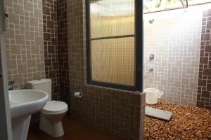 AmbalapulaiにあるKurialacherry House Alleppeyのシャワー、トイレ、洗面台付きのバスルーム +31枚の写真