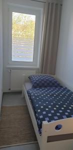 a bed in a room with a window at Möblierte Wohnung auf Zeit in Mühlhausen