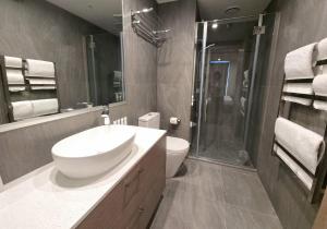 Vannituba majutusasutuses Quest Queenstown Apartments Remarkables Park