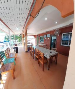 een eetkamer met een tafel en stoelen bij คิวทอง บังกะโล (Q-Thong bungalow) in Ko Larn