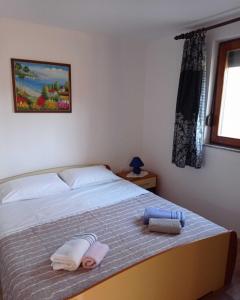 um quarto com uma cama com duas toalhas em Apartment Marina em Mali Pašman