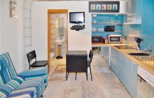 Kuchyň nebo kuchyňský kout v ubytování Cozy Apartment In Beaucaire With Wifi