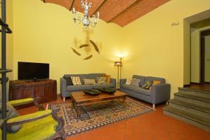 uma sala de estar com dois sofás e uma mesa de centro em Certosa Homes - Happy Rentals em Impruneta