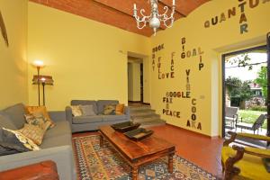 - un salon avec un canapé et une table dans l'établissement Certosa Homes - Happy Rentals, à Impruneta