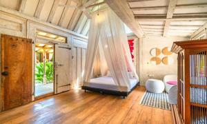 una camera da letto con un letto con zanzariera di Chanteak Bali a Jimbaran