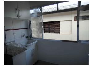 La salle de bains est pourvue d'un lavabo et d'une fenêtre. dans l'établissement Guarujá, apartamento a 100 metros da praia da enseada., à Guarujá