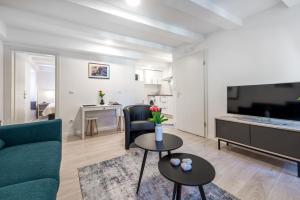 Televízia a/alebo spoločenská miestnosť v ubytovaní Rooms Andro