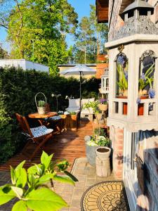 a patio with a table and chairs and plants at Extravagantes Apartment in Potsdam