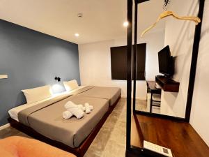 Кровать или кровати в номере WiRE BANGKOK PRAKHANONG