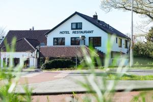 een gebouw met een bord dat het restaurant van het hotel leest bij Hotel Restaurant de Loenermark in Loenen