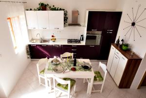 eine Küche mit einem Tisch und Stühlen in einer Küche in der Unterkunft Petar Pan in Šibenik + 22 Fotos