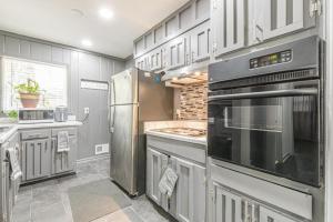 eine Küche mit Küchengeräten aus Edelstahl und einem Kühlschrank in der Unterkunft The Sweet Creek Luxurious Villas in Atlanta