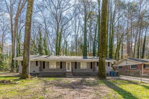 a home in the woods with trees at The Sweet Creek Luxurious Villas in Atlanta