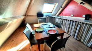 einen Tisch und Stühle in einem kleinen Zimmer mit Küche in der Unterkunft Gîte Chez Léo in Varennes-sur-le-Doubs