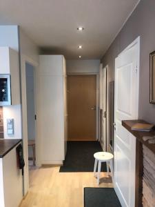 a hallway with a door and a stool in a room at Castillo Kelotähti Apartment in Saariselka