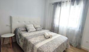 Łóżko lub łóżka w pokoju w obiekcie EA! Las Arenas Family - Alojamientos La Torre