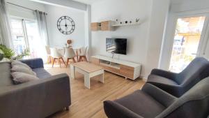 Telewizja i/lub zestaw kina domowego w obiekcie EA! Las Arenas Family - Alojamientos La Torre